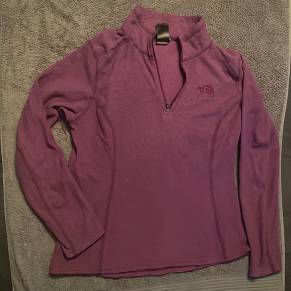 Medium north face fleece, that fits like a small petite - Picture 1 of 5